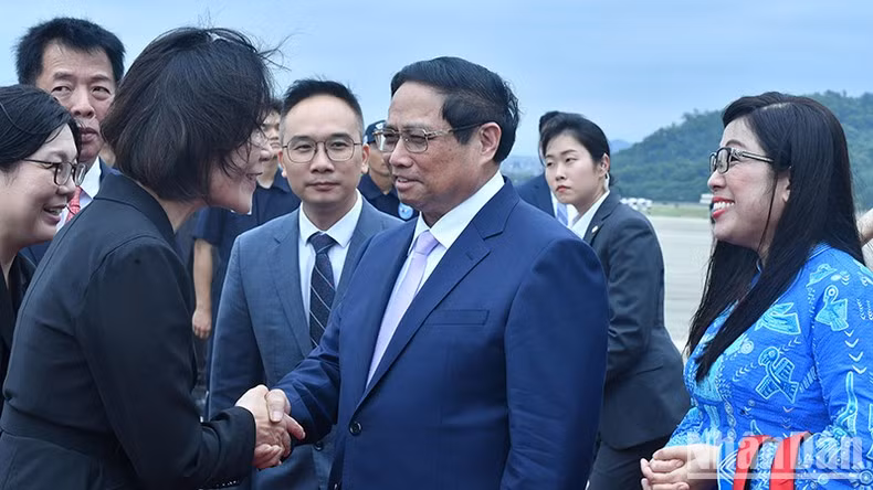 Quan chức cấp cao Hàn Quốc đón Thủ tướng và Phu nhân tại chân cầu thang máy bay.