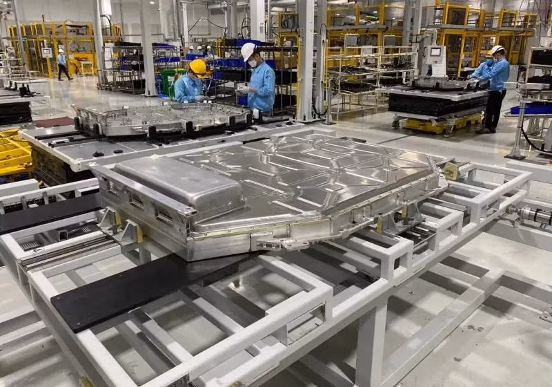 Khi lựa chọn dịch vụ thuê pin của Vinfast, khách hàng sẽ được thay thế một bộ pin mới khi khả năng tiếp nhận sạc của pin giảm xuống dưới 70%.