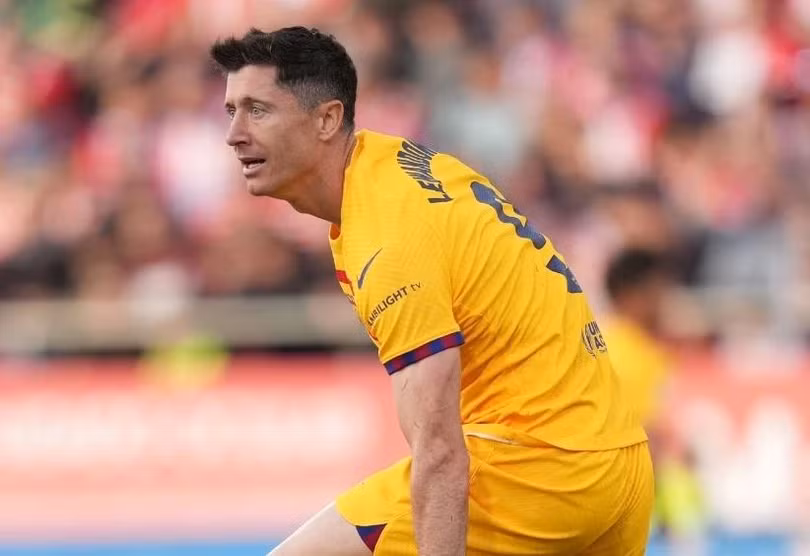 Lewandowski sa sút trong mùa giải trắng tay của Barca.