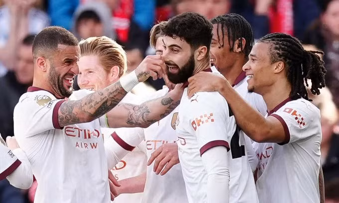 Hậu vệ Josko Gvardiol bị Kyle Walker véo mũi sau khi mở tỷ số trước Nottingham trên sân City Ground, vòng 35 Ngoại hạng Anh ngày 28/4/2024. Ảnh: PA