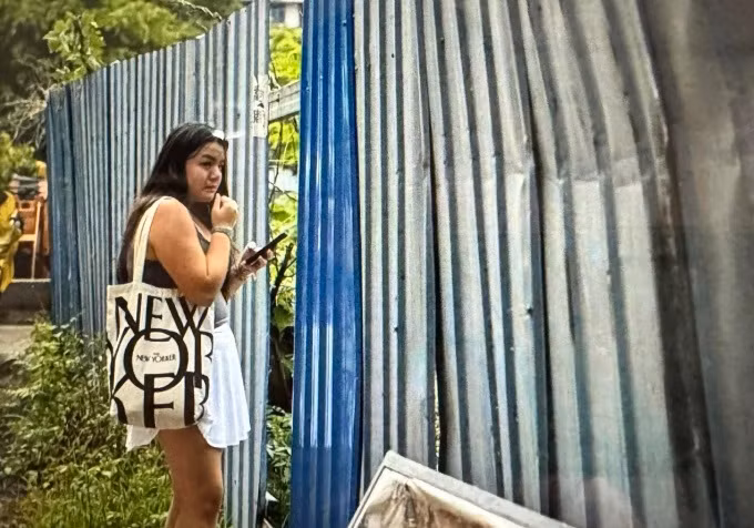 Loulee Wilson đang khóc nức nở bên ngoài một nhà máy hiện đã bị phá hủy, nơi cô tin rằng mình được tìm thấy khi còn là một đứa trẻ. Ảnh: AFP