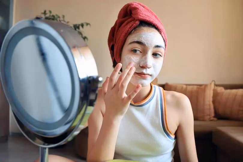 Các trào lưu làm đẹp thiếu khoa học đang phản ánh nỗi ám ảnh lão hóa của xã hội. Ảnh minh họa: sarra22.