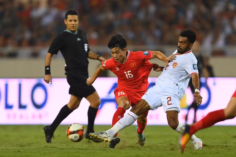 Những sự thay đổi về nhân sự của ông Troussier đều không mang lại hiệu quả. Ảnh: Việt Linh.