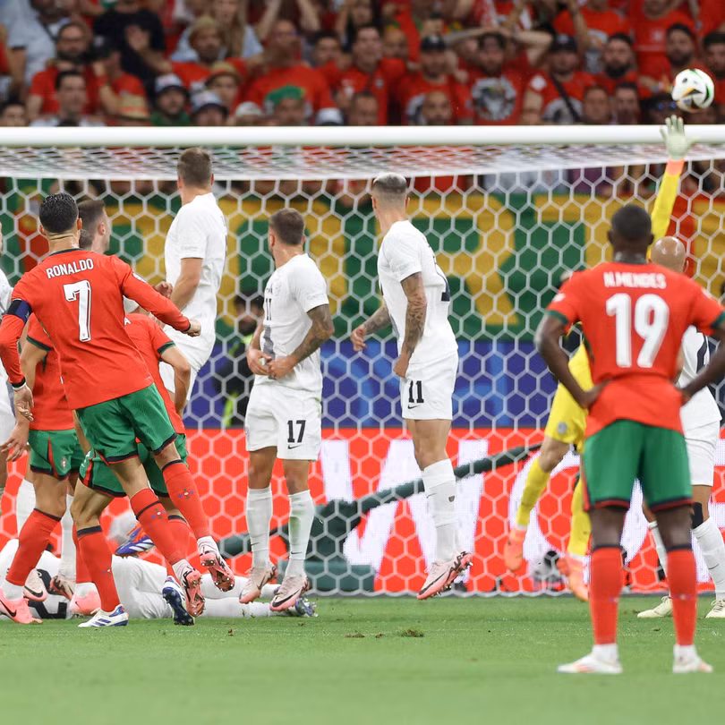 Cú đá phạt suýt thành bàn của CR7.