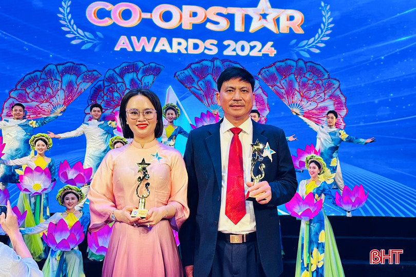 HTX Dịch vụ chế biến Hải sản Phú Sáng và HTX Nông nghiệp Thống nhất Xuân Lam tại lễ Tôn vinh HTX tiêu biểu và trao giải thưởng Ngôi sao HTX năm 2024. z5339971400883_f576abce207951ebb2fd80bad3de3d83.jpg