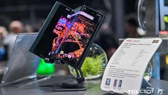 Smartphone gập ba. Ảnh: TCL
