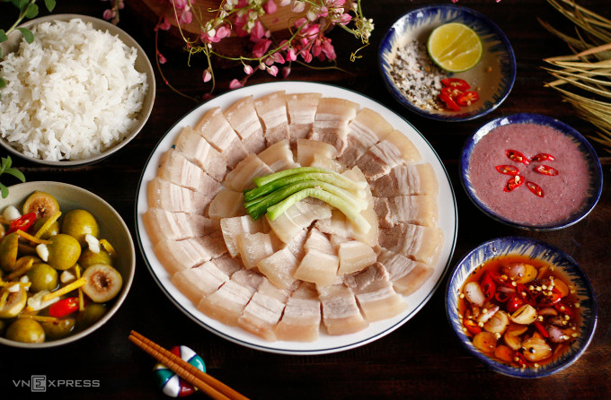 Thịt ba chỉ luộc chín tới mềm ngọt. Ảnh: Bùi Thủy Thịt ba chỉ luộc chín tới mềm ngọt. Ảnh: Bùi Thủy