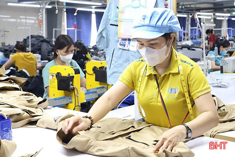 Công nhân sản xuất tại Công ty CP May xuất khẩu MTV (Cụm công nghiệp Bắc Cẩm Xuyên) anh 3.jpg