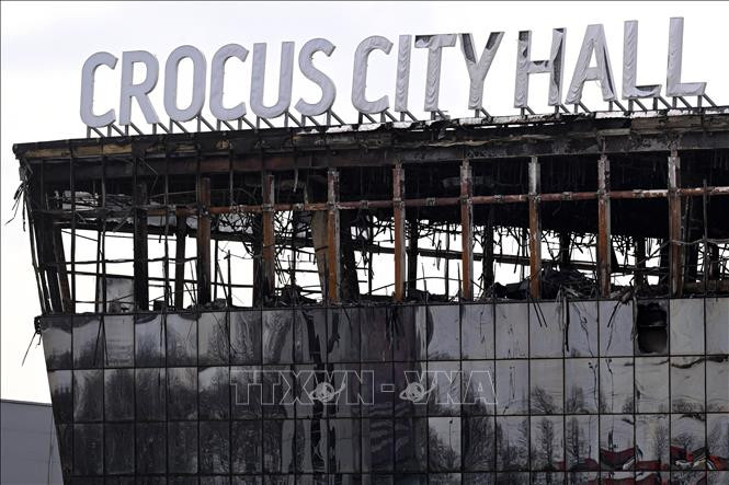 Nhà hát Crocus City Hall ở ngoại ô Moskva, Nga cháy rụi sau vụ tấn công khủng bố, ngày 26/3/2024. Ảnh: AFP/TTXVN