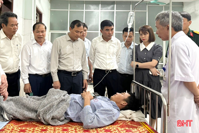 Bí thư Tỉnh uỷ Hoàng Trung Dũng và đoàn công tác thăm hỏi nạn nhân vụ sạt lở đang điều trị tại Bệnh viện Đa khoa TX Kỳ Anh. z5415267838484_cf2583a09c89b68412406a926e92b567.jpg