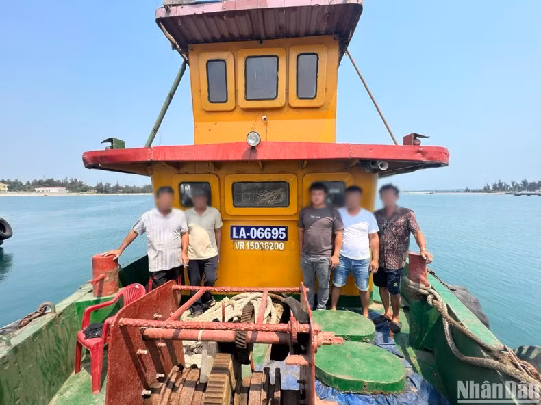 5 thuyền viên trên tàu kéo LA-06695 hiện vẫn chưa được tìm thấy sau hai ngày xảy ra vụ chìm tàu.