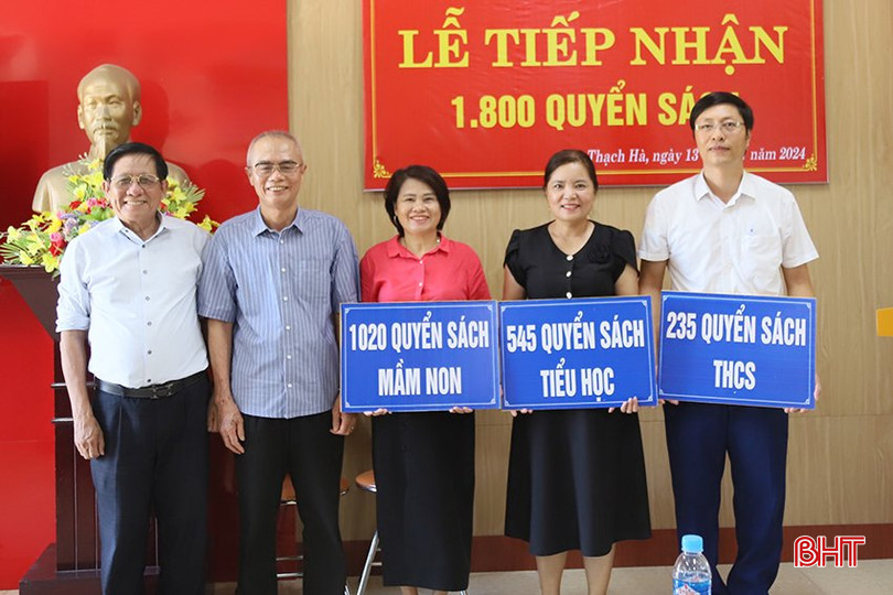 ... và tặng 1.800 quyển sách cho 3 trường học trên địa bàn xã Việt Tiến (Thạch Hà). z5629812859575_46ddb23dbbd457452ab1252c860e3e3f.jpg