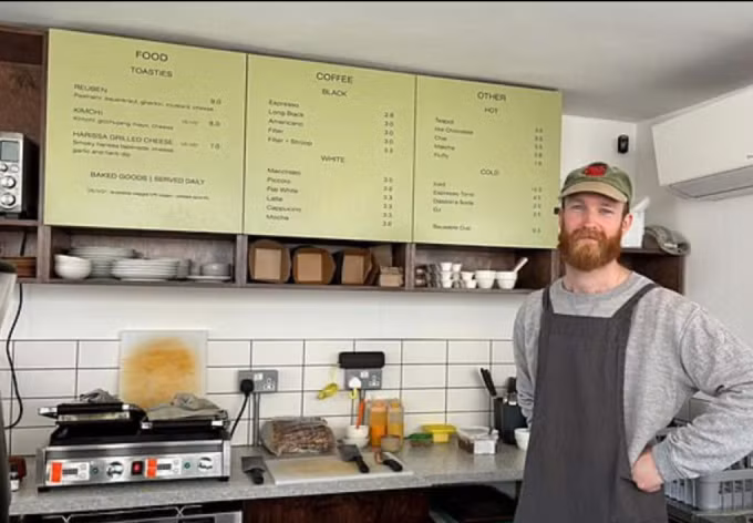 Alfie Edwards ở quán cà phê thuộc TP Canterbury, Anh. Ảnh: Daily Mail