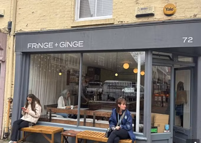 Bên ngoài quán cà phê Fringe và Ginge ở TP Canterbury, Anh. Ảnh: Daily Mail