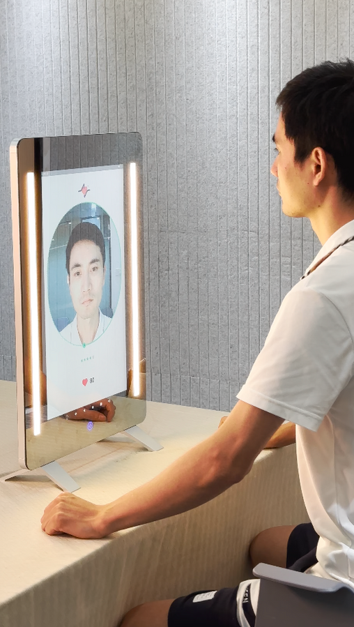 Gương thông minh của NuraLogix đo huyết áp và dự đoán nguy cơ đau tim bằng cách sử dụng camera được trang bị để phát hiện lưu lượng máu trên khuôn mặt. Ảnh: NuraLogix. Gương thông minh của NuraLogix đo huyết áp và dự đoán nguy cơ đau tim bằng cách sử dụng camera được trang bị để phát hiện lưu lượng máu trên khuôn mặt. Ảnh: NuraLogix.