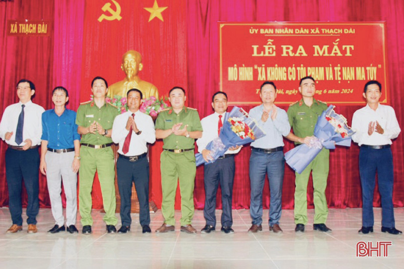 Lãnh đạo Công an tỉnh và huyện Thạch Hà tặng hoa chúc mừng Ban Chỉ đạo mô hình. mi.jpg