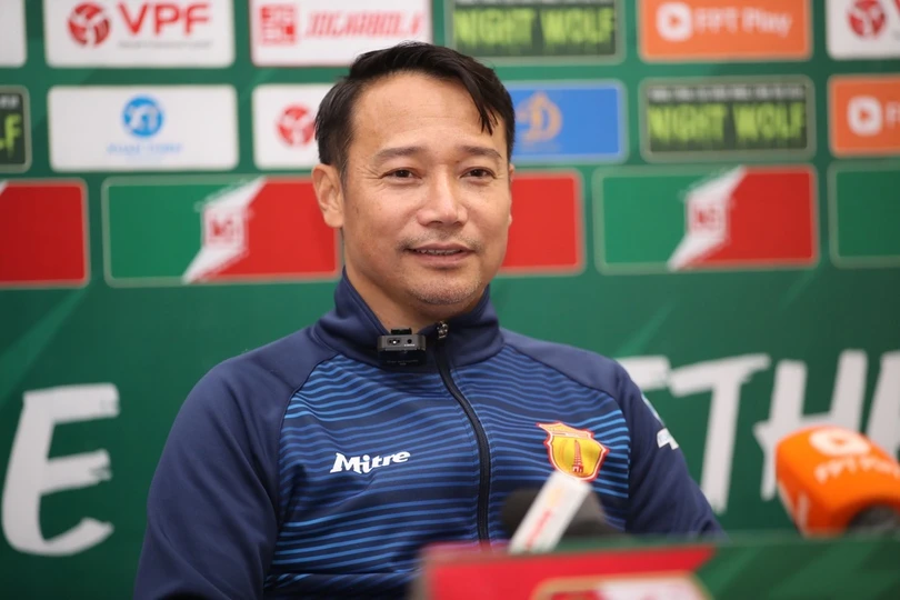 HLV Vũ Hồng Việt đang thành công cùng CLB Nam Định (Ảnh: Lâm Anh).