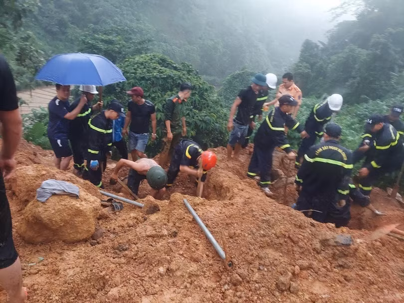 Lực lượng chức năng đang tiến hành công tác cứu nạn tại hiện trường (Ảnh: Công an Hà Giang).