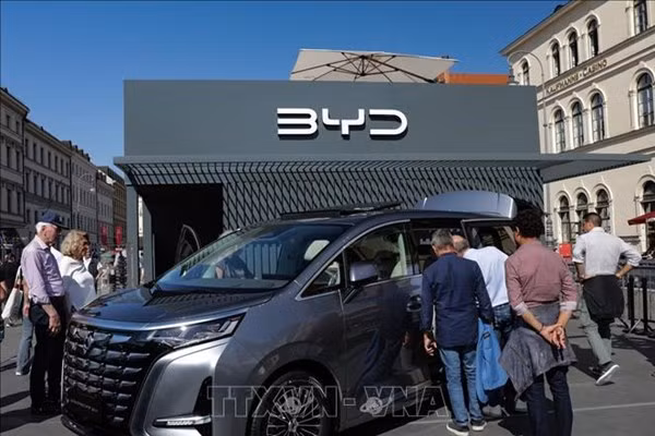 vna-potal-hang-xe-dien-trung-quoc-byd-lan-dau-vuot-tesla-ve-doanh-so-ban-hang-stand-20240301181621-7523.jpeg