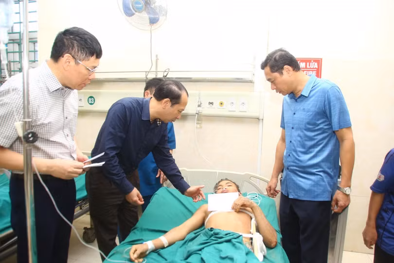 Phó Chủ tịch UBND tỉnh Hà Giang Trần Đức Quý thăm hỏi các nạn nhân đang điều trị tại Bệnh viện Đa khoa tỉnh (Ảnh: Báo Hà Giang).