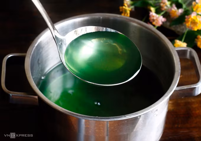 Nước luộc rau muống xanh sẫm khi để lâu trong nồi. Ảnh: Bùi Thủy