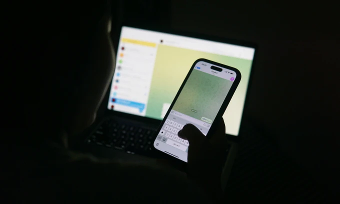 Một chiếc smartphone đang mở ứng dụng Telegram. Ảnh: Lưu Quý