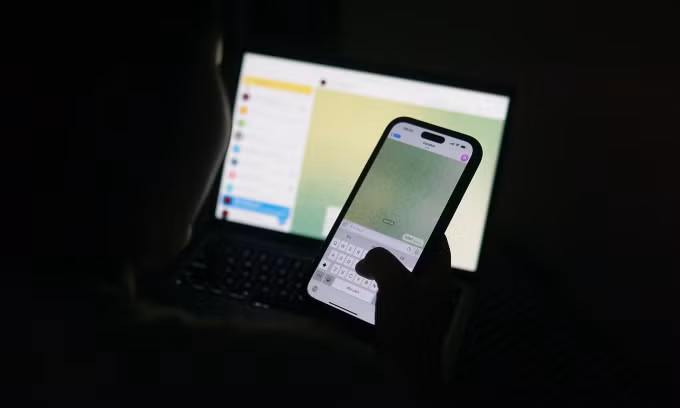 Một chiếc smartphone đang mở ứng dụng Telegram. Ảnh: Lưu Quý