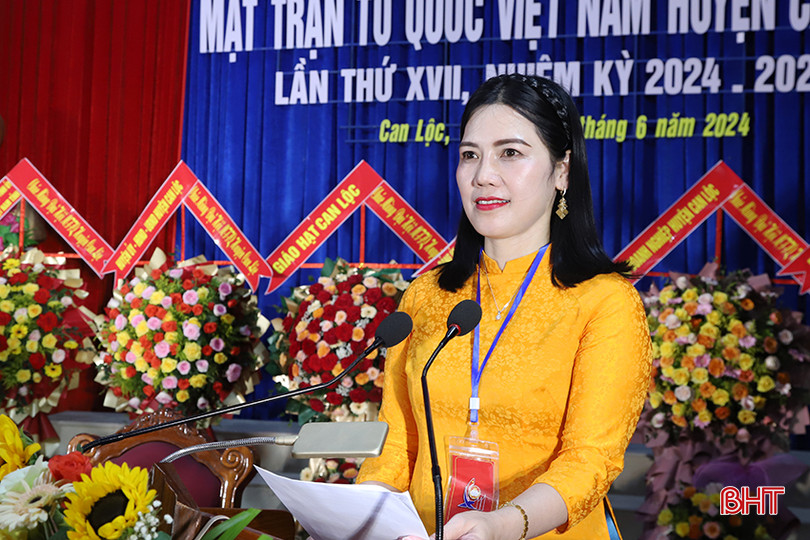 Bà Bùi Thị Kiều Nhi - Chủ tịch Ủy ban MTTQ huyện Can Lộc trình bày dự thảo báo cáo kết quả hoạt động công tác mặt trận nhiệm kỳ 2019 - 2024; phương hướng, mục tiêu, chương trình hành động nhiệm kỳ 2024 - 2029. IMG_5594.JPG