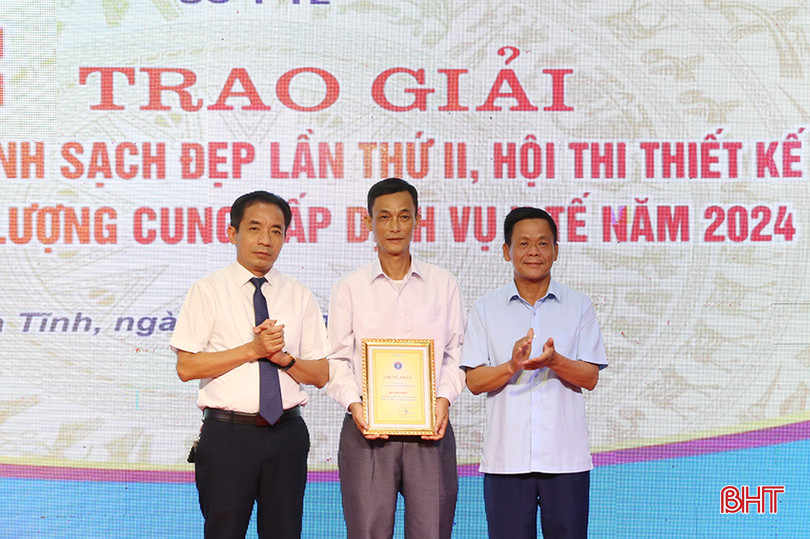 Lãnh đạo Sở Y tế trao giải nhất Cuộc thi Cơ sở y tế xanh - sạch - đẹp lần thứ II cho Trạm Y tế xã Sơn Kim I (Hương Sơn). IMG_6804 (1).JPG