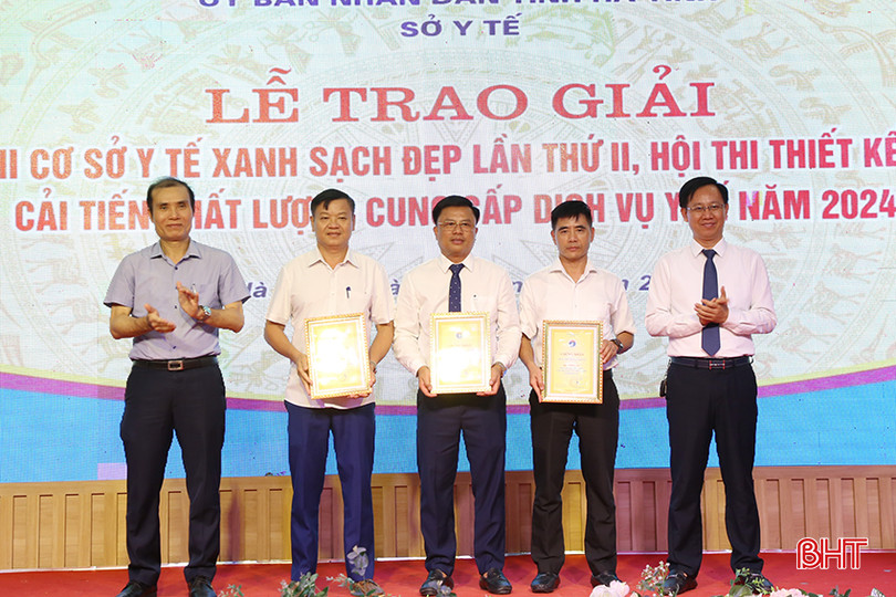 BTC trao giải cho các đơn vị triển khai tổ chức Cuộc thi Cơ sở y tế xanh - sạch - đẹp lần thứ II. 9.JPG