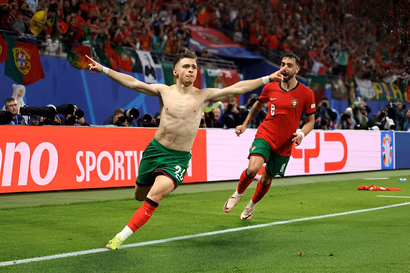 Conceicao giải cứu Bồ Đào Nha ở phút 90+2.