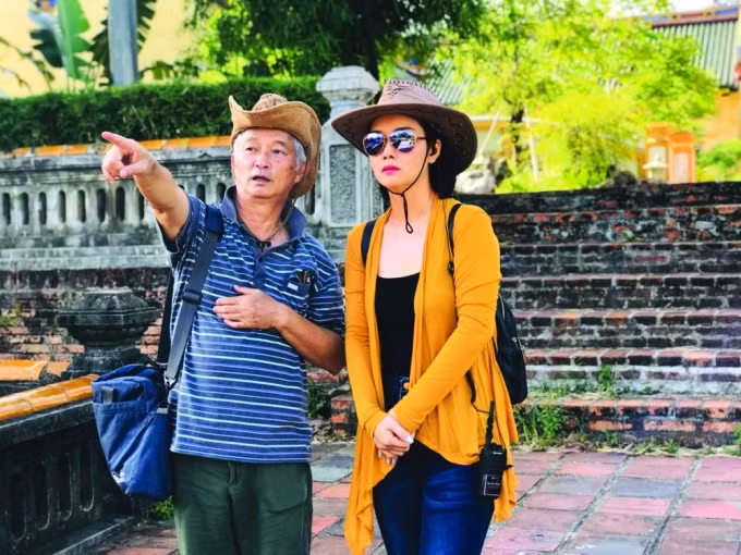 Mai Thu Huyền (phải) trong một lần khảo sát bối cảnh phim. Ảnh: Nhân vật cung cấp