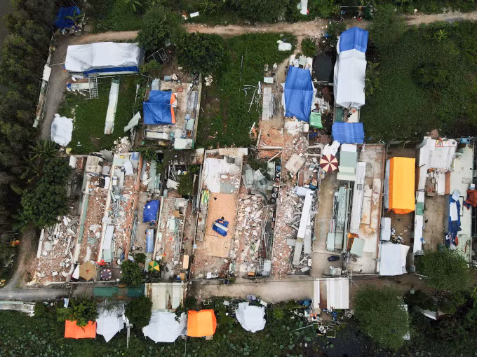 Gần 150 ngôi nhà xây trên đất nông nghiệp ở phường Tân Tạo, quận Bình Tân, TP HCM bị cưỡng chế, tháo dỡ, người dân dựng lều ở tạm, chờ di dời, tháng 10/2023. Ảnh: Thanh Tùng