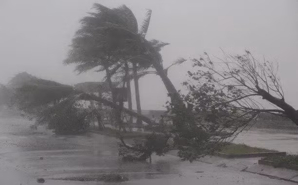 Dự báo miền Trung sắp có mưa lớn, Biển Đông có áp thấp. (Ảnh: PLO)