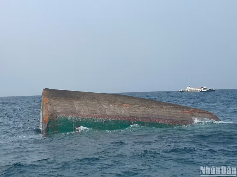 Sà lan lật úp đang được neo gần khu vực cảng Lý Sơn phục vụ công tác điều tra