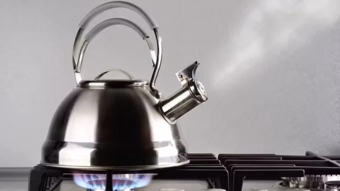 Đun nước trên bếp có nhiều lợi ích như tiết kiệm điện, dễ dàng vệ sinh hơn. Ảnh: Housedigest