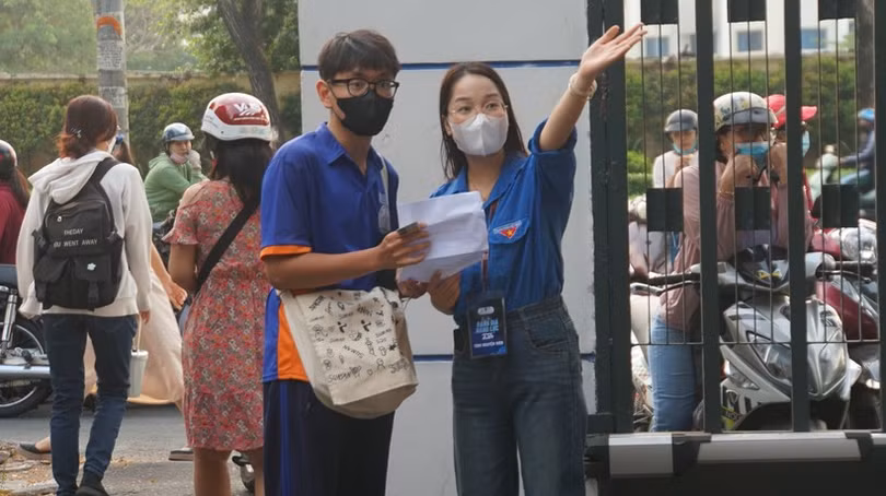 Thí sinh tại điểm thi Trường Đại học Khoa học Tự nhiên - Đại học Quốc gia TPHCM được hướng dẫn vào phòng thi. Ảnh: Mạnh Tùng