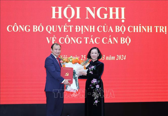 Đồng chí Trương Thị Mai, Ủy viên Bộ Chính trị, Thường trực Ban Bí thư, Trưởng Ban Tổ chức Trung ương trao Quyết định của Bộ Chính trị cho đồng chí Lê Hải Bình. Ảnh: Phương Hoa/TTXVN
