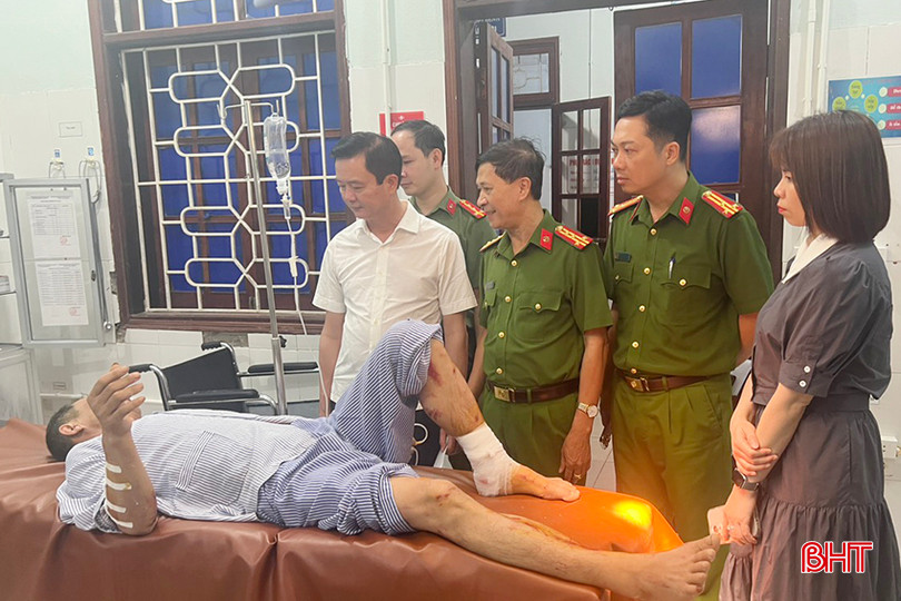Phó Chủ tịch UBND tỉnh Trần Báu Hà và đoàn công tác thăm hỏi, động viên người bị thương sớm ổn định tinh thần, phục hồi sức khỏe. z5416111552891_930a5c3d615a00ed4c694aa2267b8186.jpg