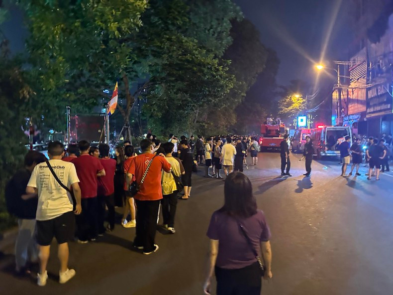 Khu vực đường Láng gần hiện trường được phong tỏa để phục vụ công tác cứu hộ, cứu nạn. Xe cứu thương cũng đã xuất hiện tại hiện trường.