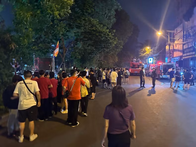 Khu vực đường Láng gần hiện trường được phong tỏa để phục vụ công tác cứu hộ, cứu nạn. Xe cứu thương cũng đã xuất hiện tại hiện trường.