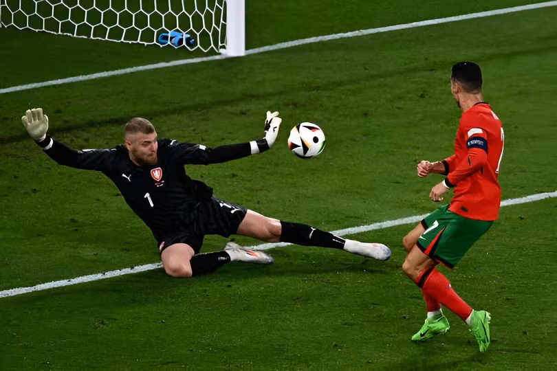 Ronaldo bỏ lỡ cơ hội ngon ăn.