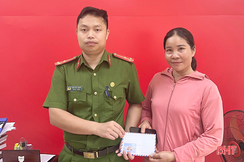 Công an xã đã tiến hành hoàn thiện thủ tục và trao trả số tiền 15.000.000đ (Mười lăm triệu đồng) về cho chị Nguyễn Thị Hiền (Là đại diện con trai là Nguyễn Trọng Thái)..jpg