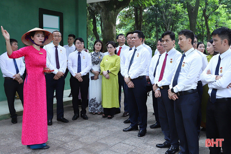 Những câu chuyện về cuộc đời, sự nghiệp của Bác khiến người dân và du khách càng thêm kính yêu Người. z5454313232556_52059b3b7a756c2eaa1b45920d2cb21b.jpg