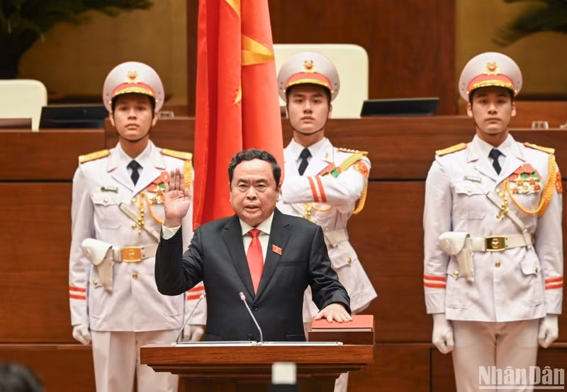 Chủ tịch Quốc hội Trần Thanh Mẫn tuyên thệ. Ảnh: TTXVN