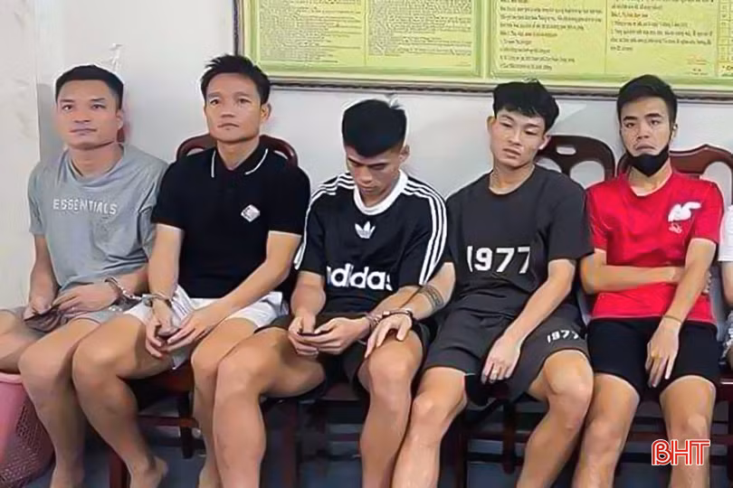 Đinh Thanh Trung (thứ 2 từ trái sang) và 4 cầu thủ khác có hành vi sử dụng trái phép chất ma túy.