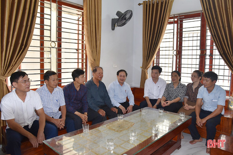 Hội Nông dân huyện Lộc Hà và lãnh đạo địa phương đến động viên, chia sẻ kinh nghiệm với Giám đốc HTX Nuôi trồng thủy sản Việt Hồng. z5334390415086_d3dba7325ce694c7c1ab7b1816845d2d.jpg
