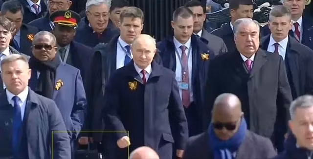 Ông Putin được nhìn thấy mặc một chiếc áo khoác quá khổ, có cài nút, có thể che giấu áo giáp. Một thành viên trong đội an ninh của ông được nhìn thấy đang ôm chặt một chiếc cặp được cho là vali hạt nhân. (Ảnh: kremlin.ru)