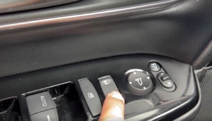 Mỗ loại xe có nút chốt cửa khác nhau bên ghế lái. (Ảnh minh họa).