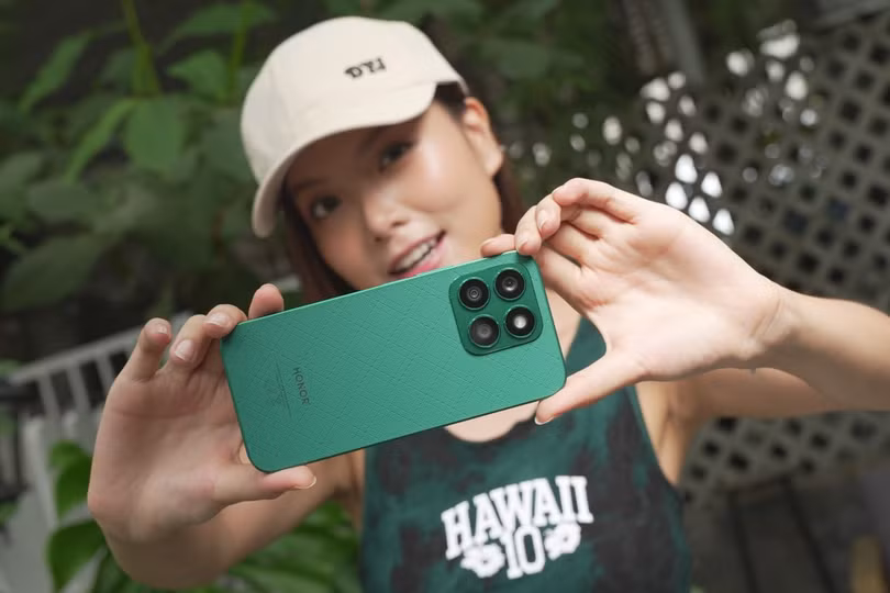 Honor X8b phiên bản màu xanh lá có phần mặt lưng được hoàn thiện từ chất liệu vải da (Ảnh: Honor).